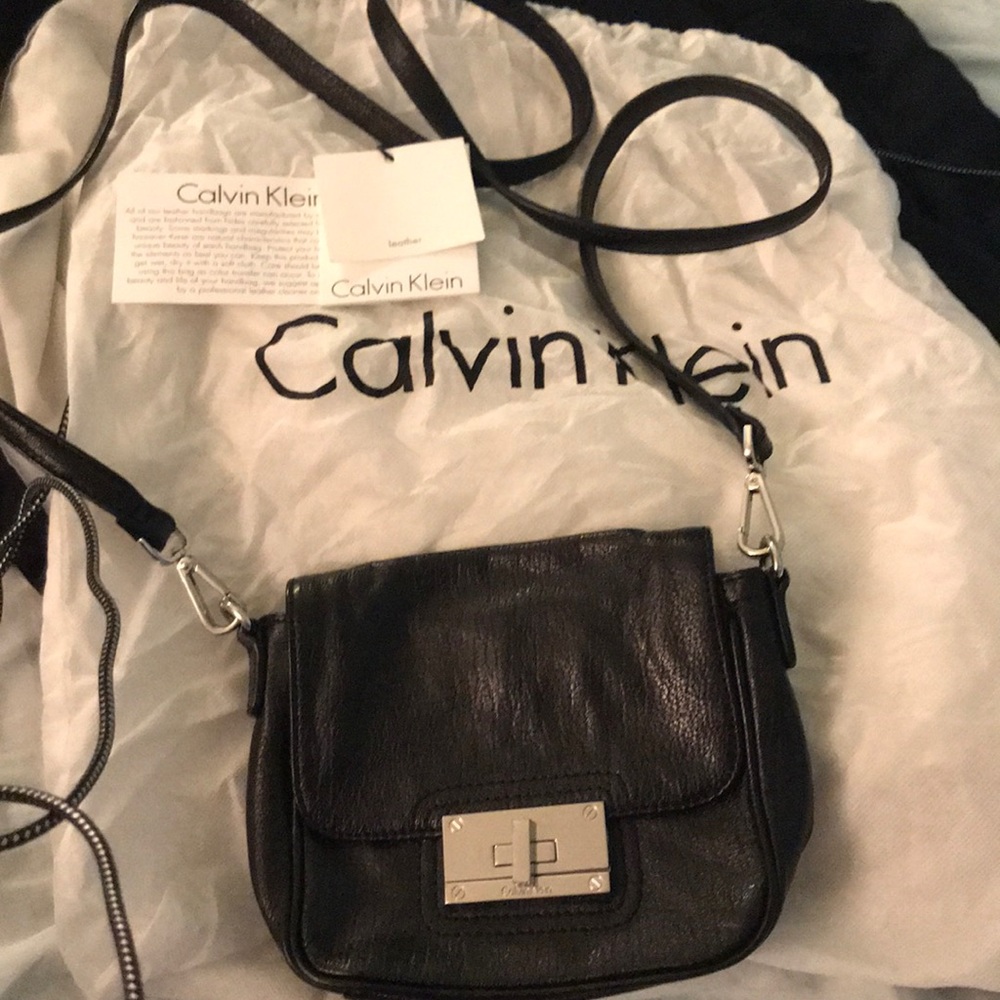 Like 🆕 AUTH Calvin Klein leather small crossbody!
